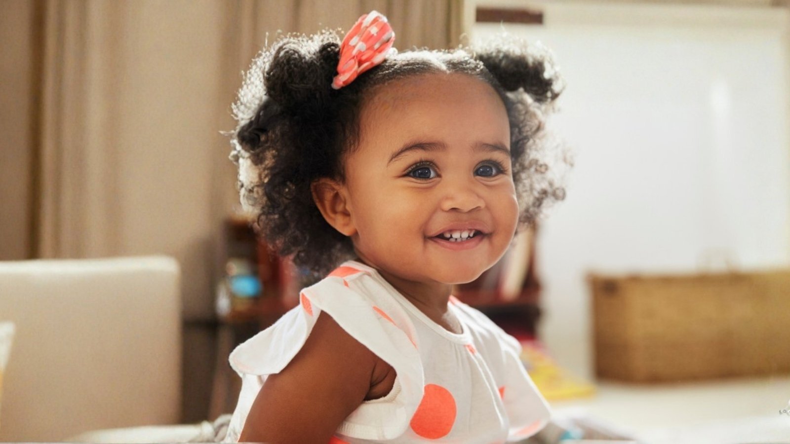happy-baby-smiling-sitting-in-room